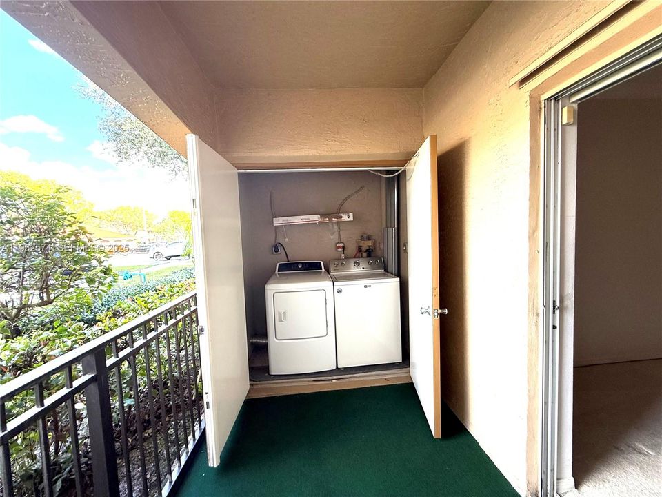 For Sale: $250,000 (1 beds, 1 baths, 690 Square Feet)