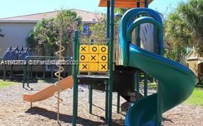 For Sale: $250,000 (1 beds, 1 baths, 690 Square Feet)