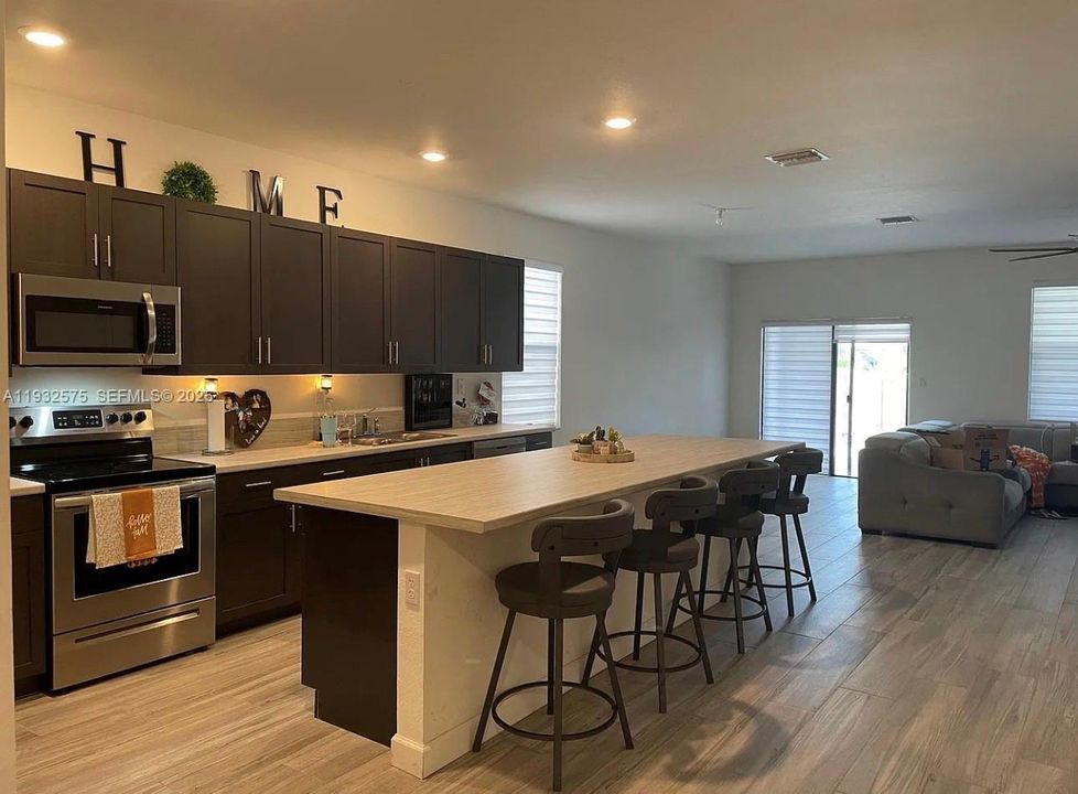 В аренду: $3,000 (3 спален, 2 ванн, 1772 Квадратных фут)