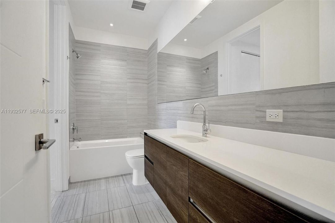 出租: $3,600 (1 贝兹, 1 浴室, 703 平方英尺)