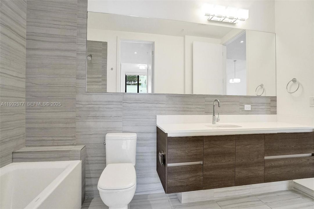 出租: $3,600 (1 贝兹, 1 浴室, 703 平方英尺)