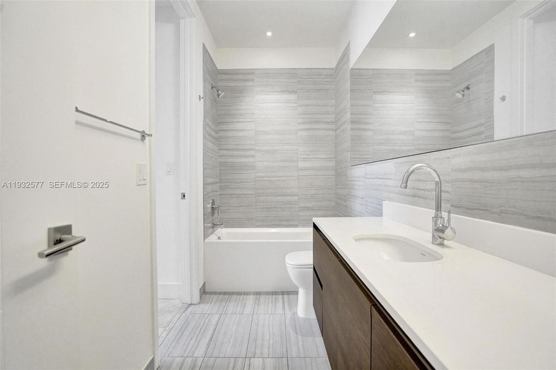 出租: $3,600 (1 贝兹, 1 浴室, 703 平方英尺)