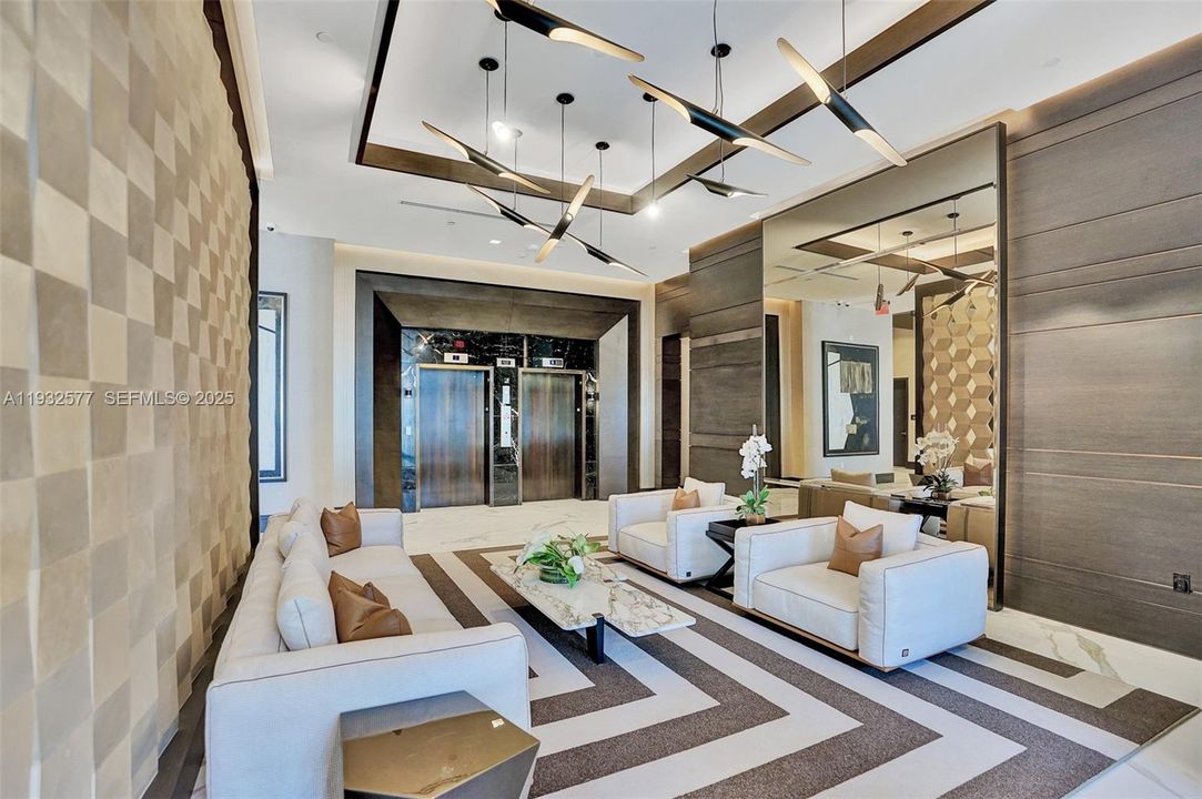 出租: $3,600 (1 贝兹, 1 浴室, 703 平方英尺)