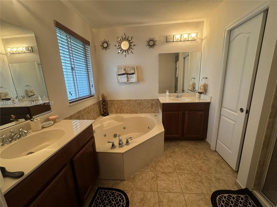 For Sale: $370,000 (3 beds, 2 baths, 1716 Square Feet)