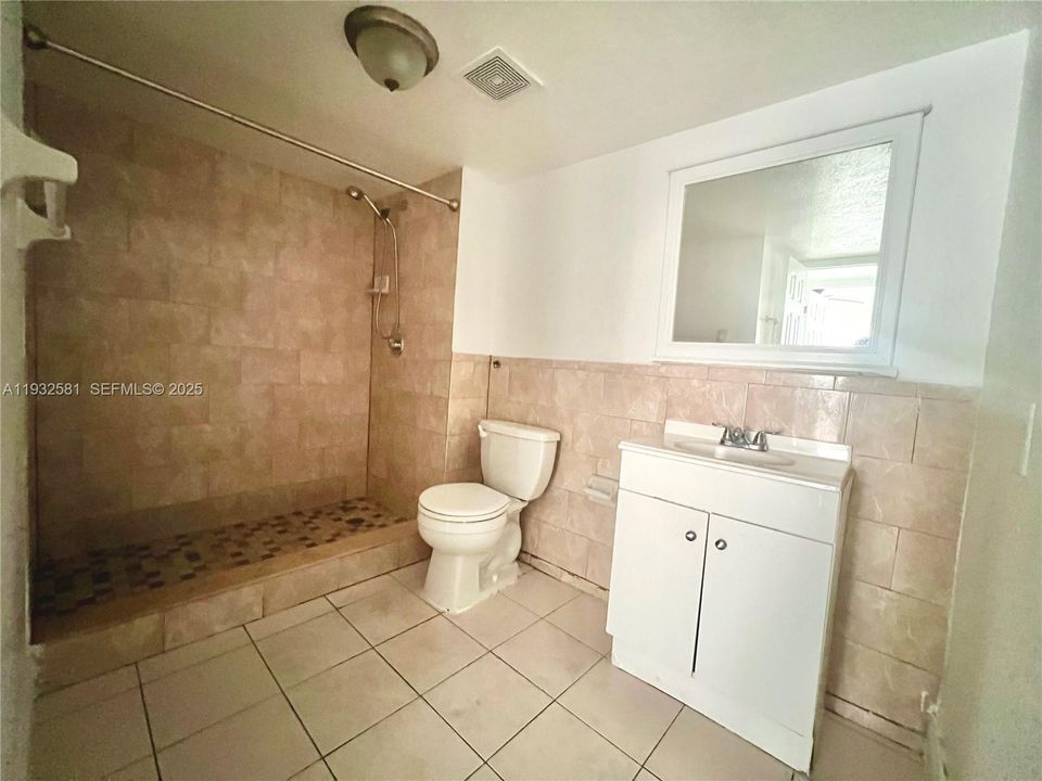 For Rent: $1,850 (1 beds, 1 baths, 743 Square Feet)