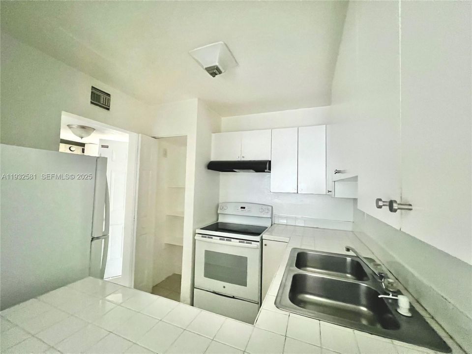 For Rent: $1,850 (1 beds, 1 baths, 743 Square Feet)