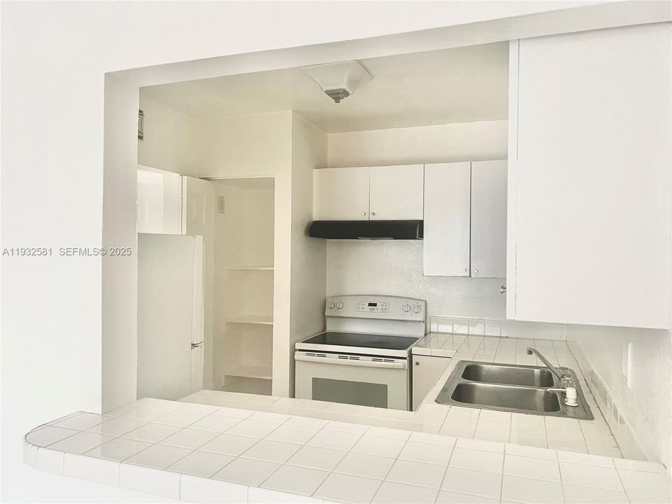 For Rent: $1,850 (1 beds, 1 baths, 743 Square Feet)