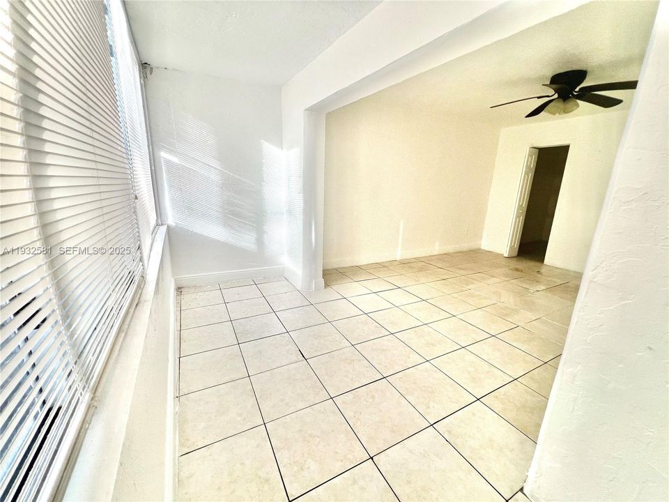 For Rent: $1,850 (1 beds, 1 baths, 743 Square Feet)