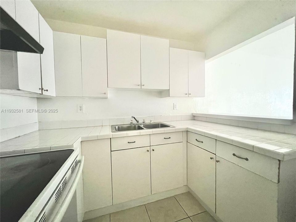 For Rent: $1,850 (1 beds, 1 baths, 743 Square Feet)