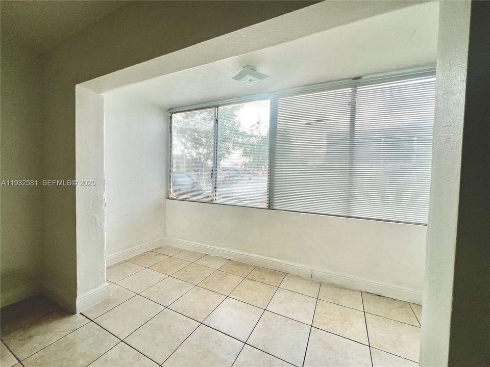 For Rent: $1,850 (1 beds, 1 baths, 743 Square Feet)