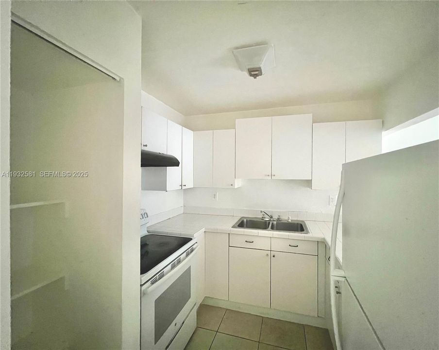 For Rent: $1,850 (1 beds, 1 baths, 743 Square Feet)