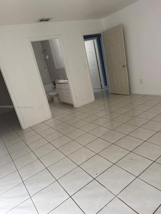 For Rent: $2,500 (2 beds, 1 baths, 920 Square Feet)