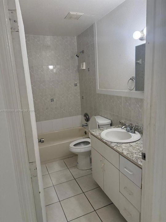 For Rent: $2,500 (2 beds, 1 baths, 920 Square Feet)