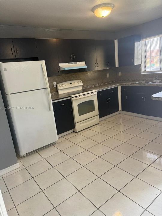 For Rent: $2,500 (2 beds, 1 baths, 920 Square Feet)