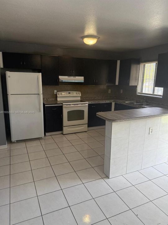 For Rent: $2,500 (2 beds, 1 baths, 920 Square Feet)