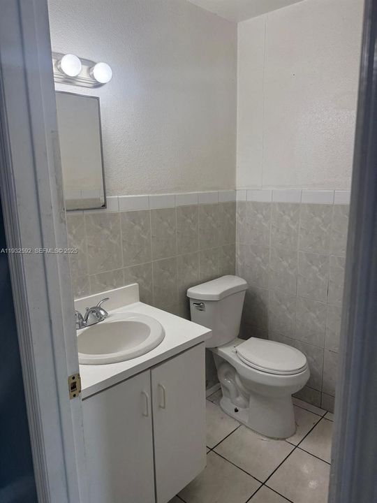 For Rent: $2,500 (2 beds, 1 baths, 920 Square Feet)