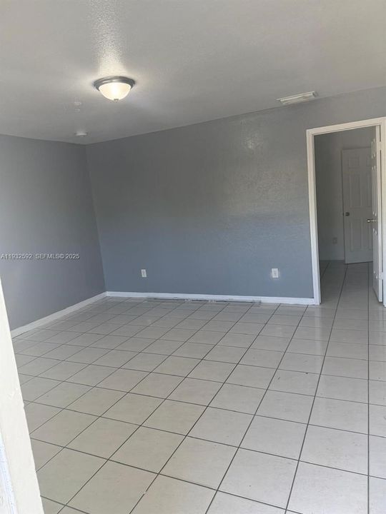 For Rent: $2,500 (2 beds, 1 baths, 920 Square Feet)