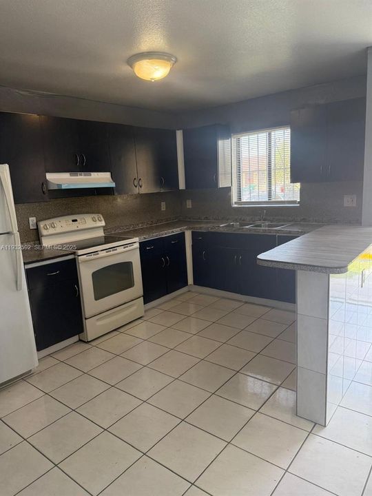 For Rent: $2,500 (2 beds, 1 baths, 920 Square Feet)