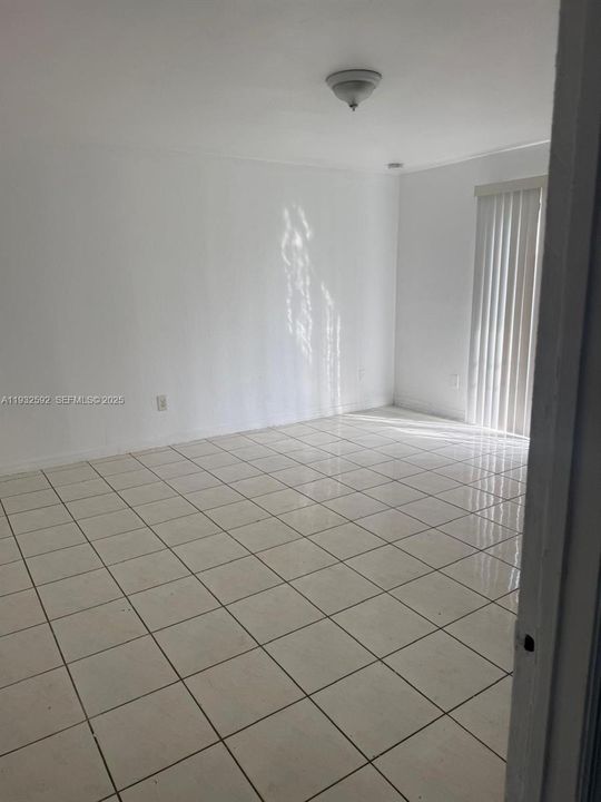 For Rent: $2,500 (2 beds, 1 baths, 920 Square Feet)