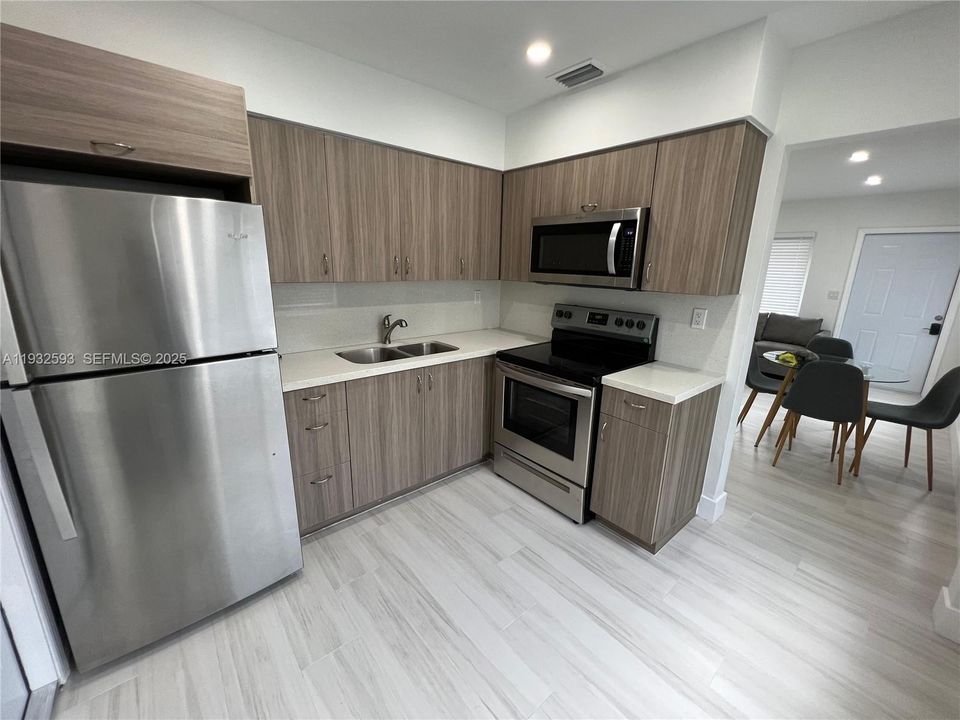 For Rent: $2,400 (2 beds, 1 baths, 950 Square Feet)