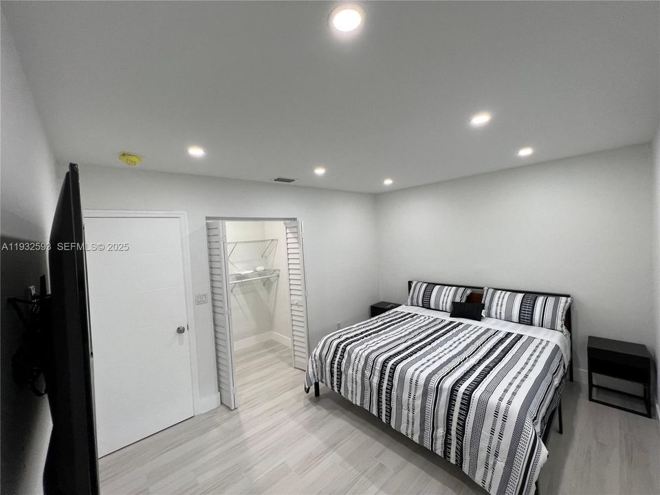 For Rent: $2,400 (2 beds, 1 baths, 950 Square Feet)