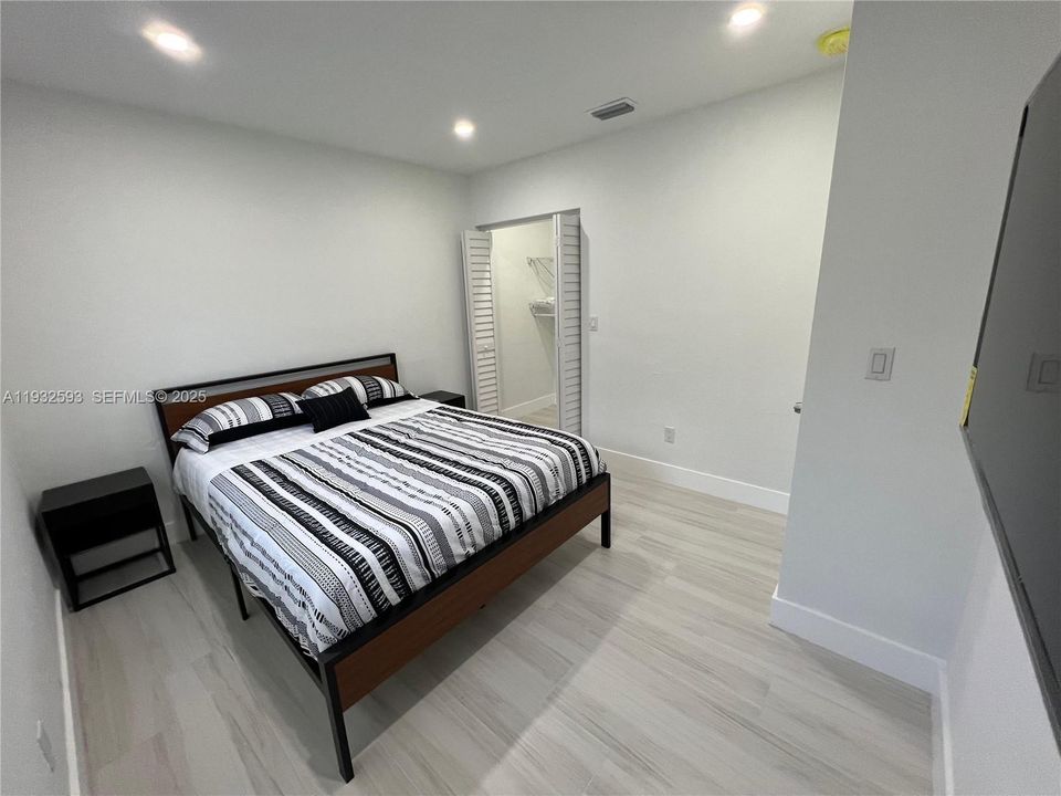 For Rent: $2,400 (2 beds, 1 baths, 950 Square Feet)