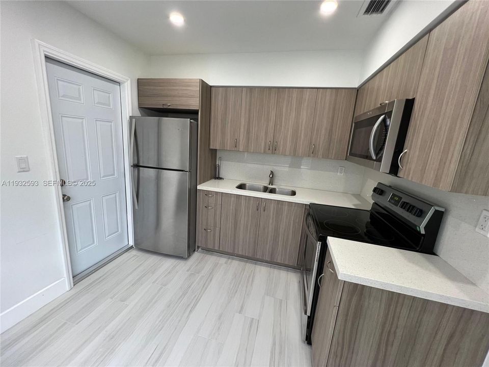 For Rent: $2,400 (2 beds, 1 baths, 950 Square Feet)