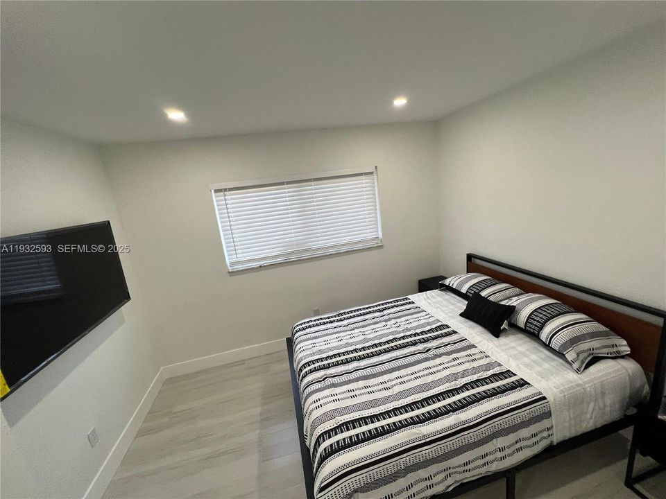 For Rent: $2,400 (2 beds, 1 baths, 950 Square Feet)