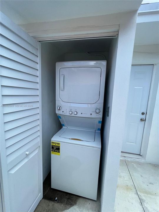 For Rent: $2,400 (2 beds, 1 baths, 950 Square Feet)