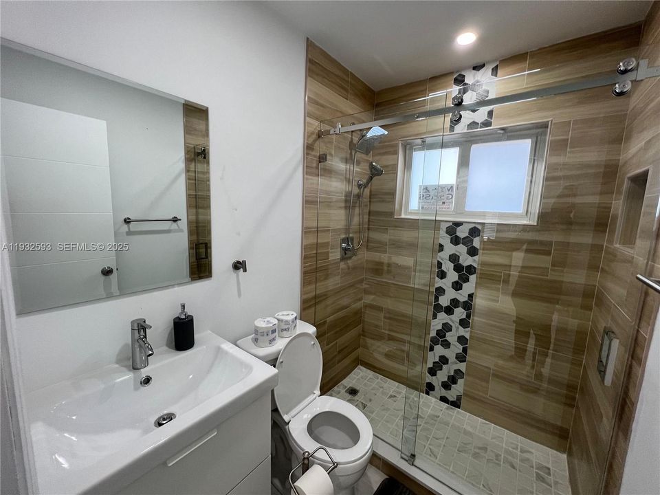 For Rent: $2,400 (2 beds, 1 baths, 950 Square Feet)