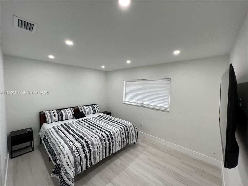 For Rent: $2,400 (2 beds, 1 baths, 950 Square Feet)