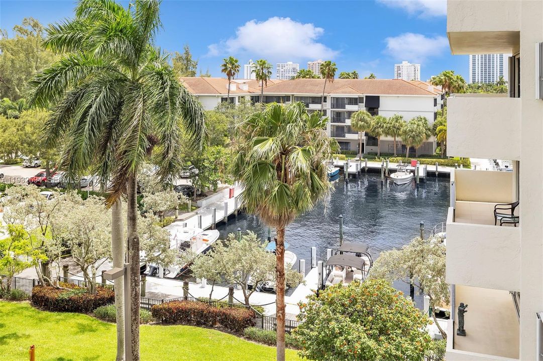 For Sale: $407,000 (2 beds, 2 baths, 1330 Square Feet)