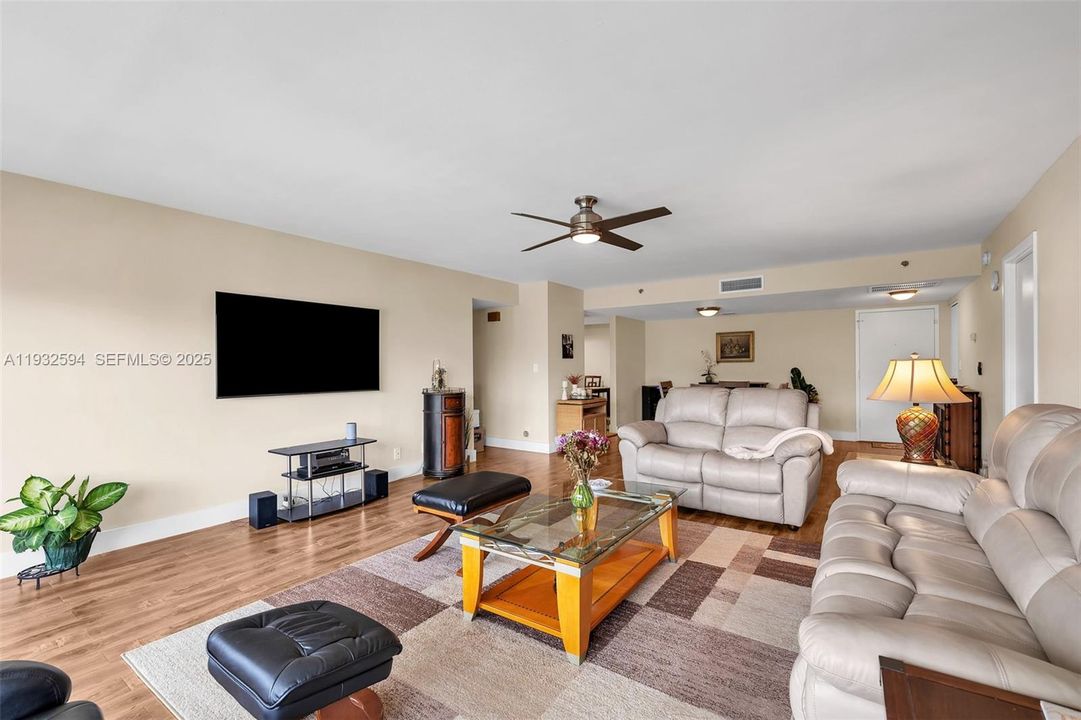 For Sale: $407,000 (2 beds, 2 baths, 1330 Square Feet)