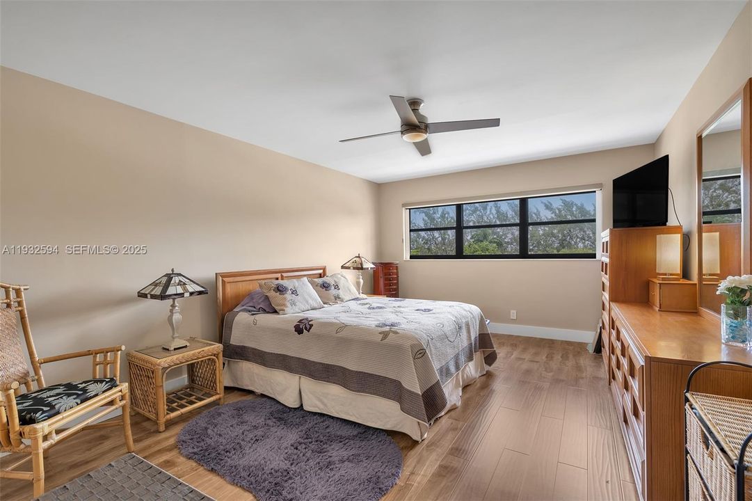 For Sale: $407,000 (2 beds, 2 baths, 1330 Square Feet)