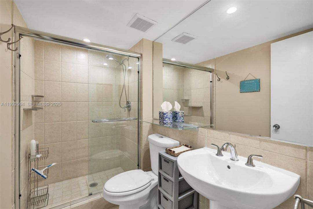 For Sale: $407,000 (2 beds, 2 baths, 1330 Square Feet)