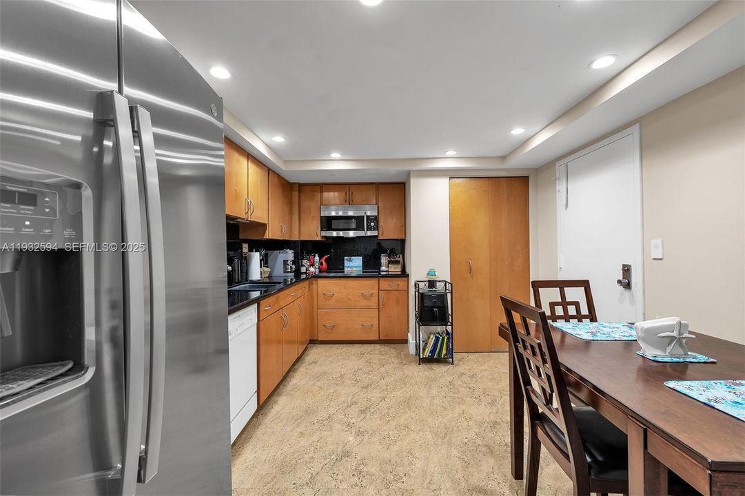 For Sale: $407,000 (2 beds, 2 baths, 1330 Square Feet)