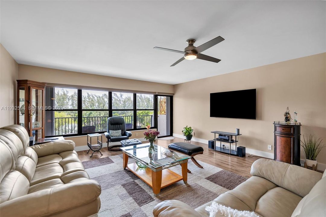 For Sale: $407,000 (2 beds, 2 baths, 1330 Square Feet)