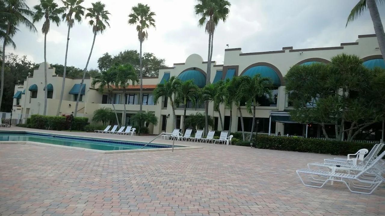 Country Club Pool
