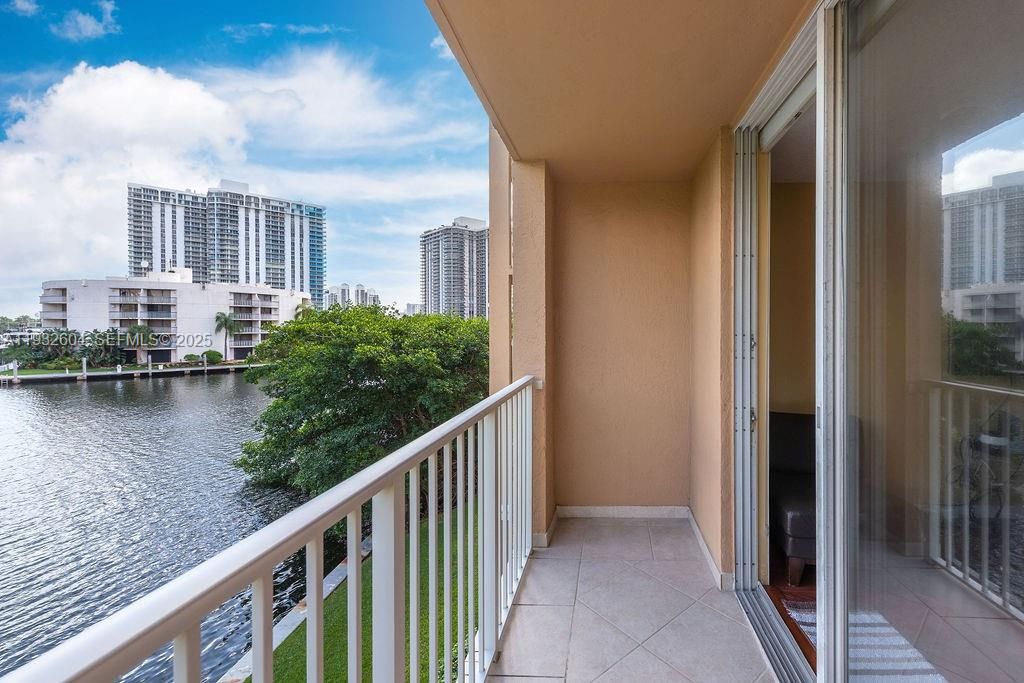 For Rent: $3,200 (2 beds, 2 baths, 1100 Square Feet)