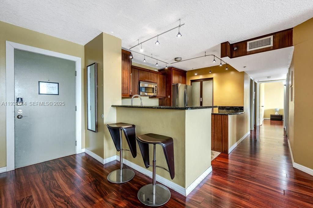 For Rent: $3,200 (2 beds, 2 baths, 1100 Square Feet)