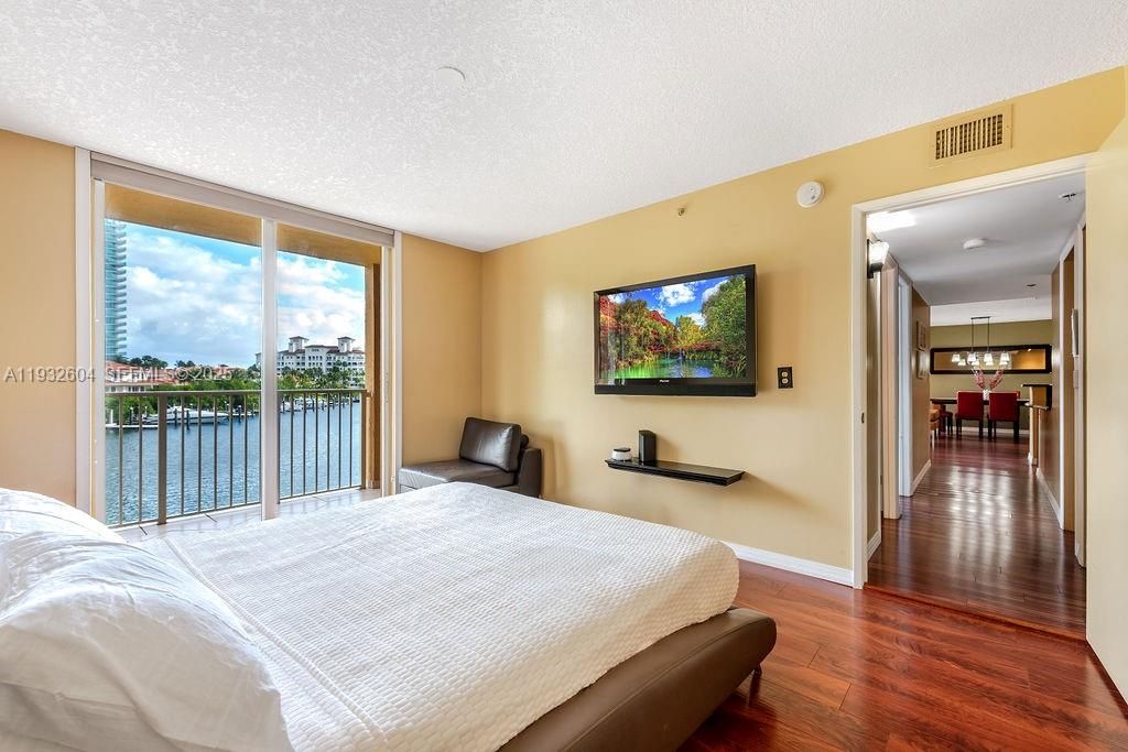 For Rent: $3,200 (2 beds, 2 baths, 1100 Square Feet)