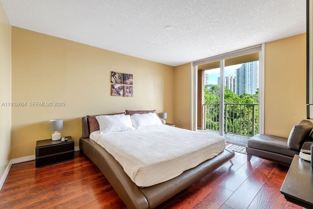 For Rent: $3,200 (2 beds, 2 baths, 1100 Square Feet)