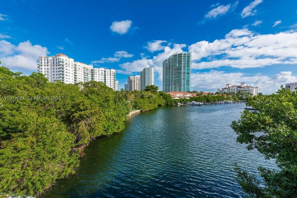 For Rent: $3,200 (2 beds, 2 baths, 1100 Square Feet)