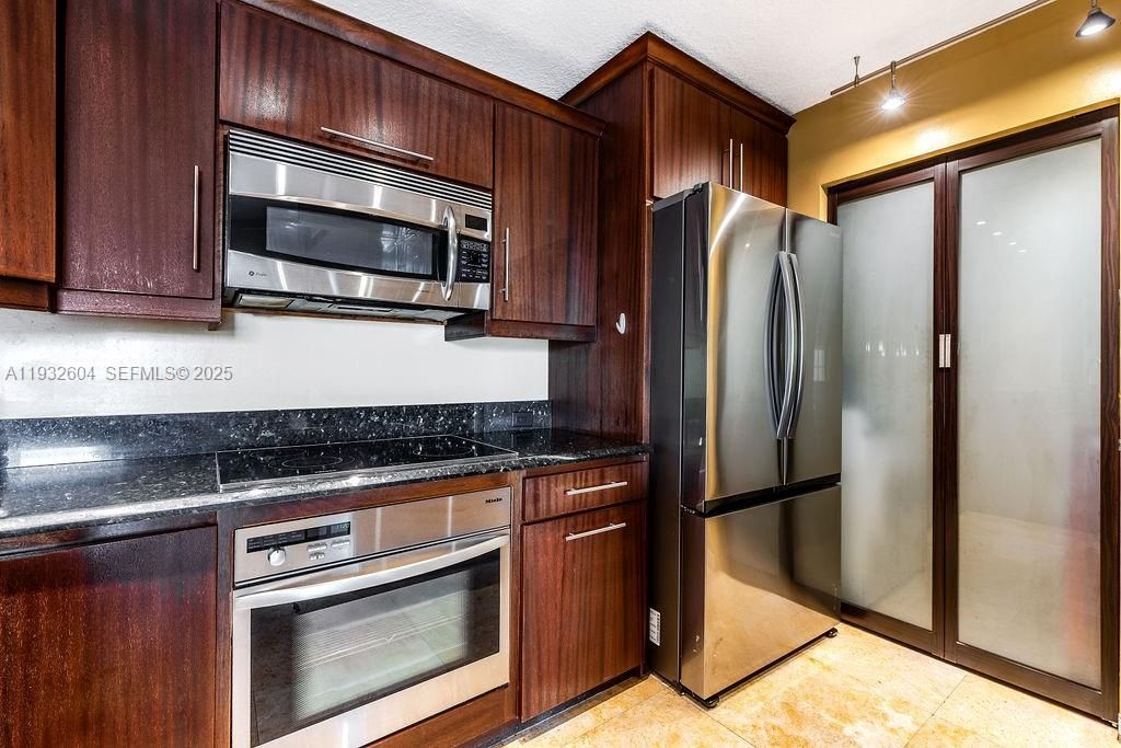 For Rent: $3,200 (2 beds, 2 baths, 1100 Square Feet)