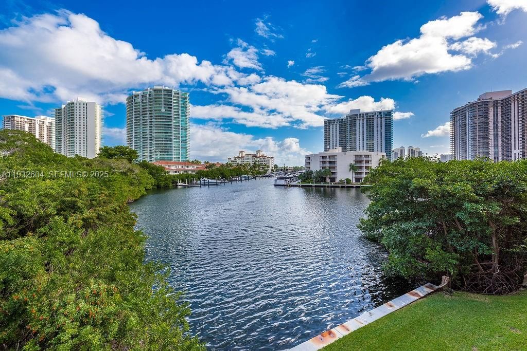 For Rent: $3,200 (2 beds, 2 baths, 1100 Square Feet)