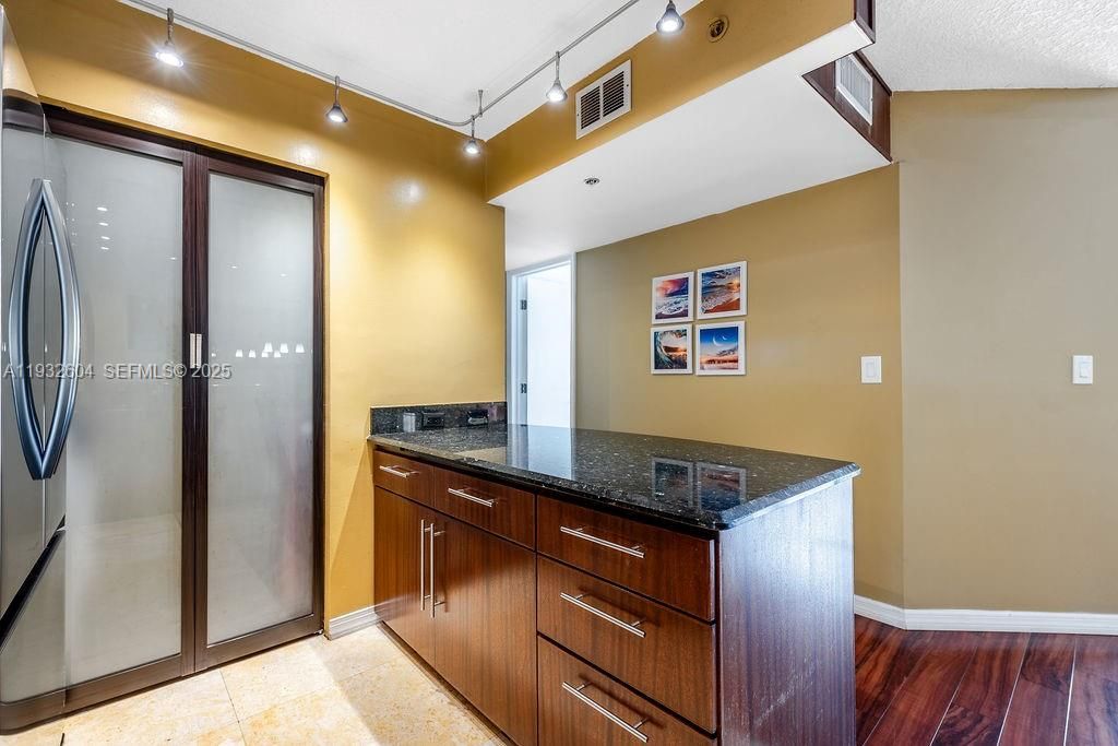 For Rent: $3,200 (2 beds, 2 baths, 1100 Square Feet)