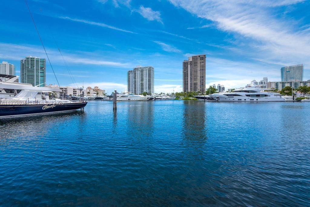 For Rent: $3,200 (2 beds, 2 baths, 1100 Square Feet)