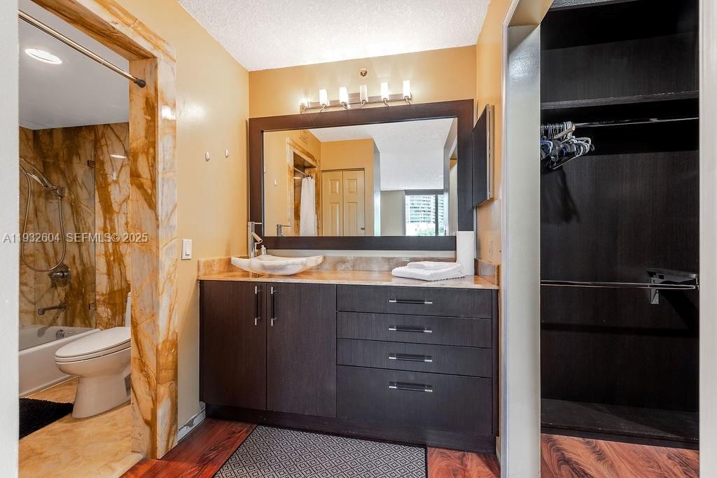 For Rent: $3,200 (2 beds, 2 baths, 1100 Square Feet)