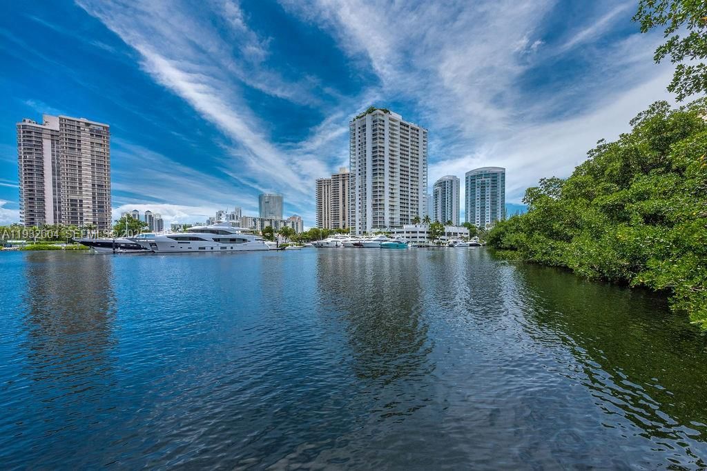 For Rent: $3,200 (2 beds, 2 baths, 1100 Square Feet)