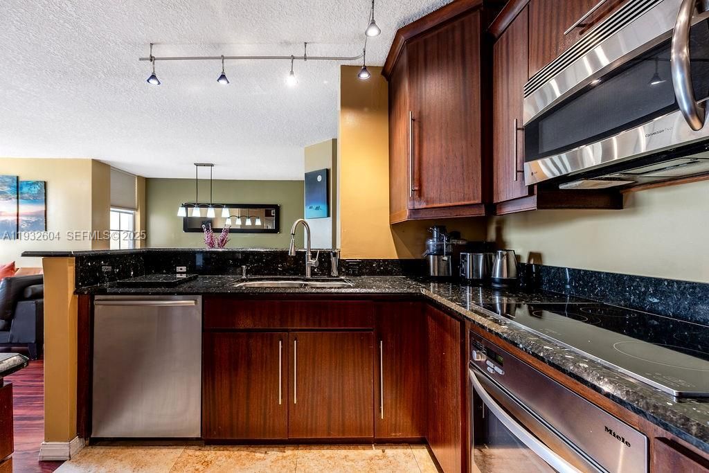 For Rent: $3,200 (2 beds, 2 baths, 1100 Square Feet)